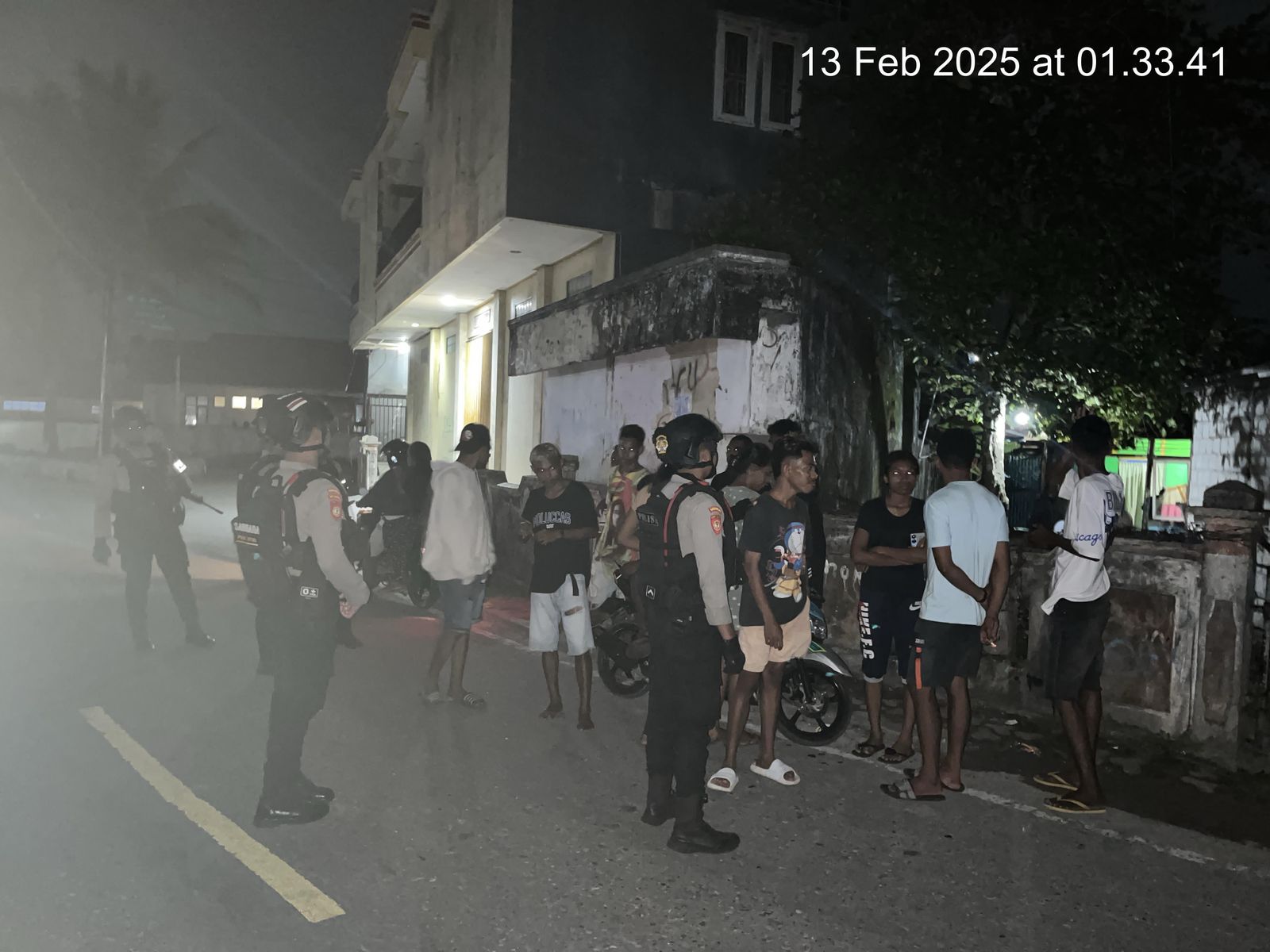 Gencar Laksanakan Patroli Malam, Satuan Samapta Polres Aru Temui Warga Sekitar.