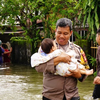 Polri Gerak Cepat Evakuasi Korban Banjir di Empat Kelurahan Kota Makassar