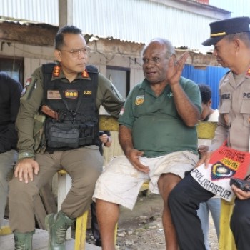 Perkuat Sinergi, Kasatgas Humas Ops Damai Cartenz Silaturahmi dengan Ketua Dewan Adat Pegunungan Bintang