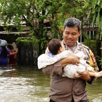 Polri Gerak Cepat Evakuasi Korban Banjir di Empat Kelurahan Kota Makassar