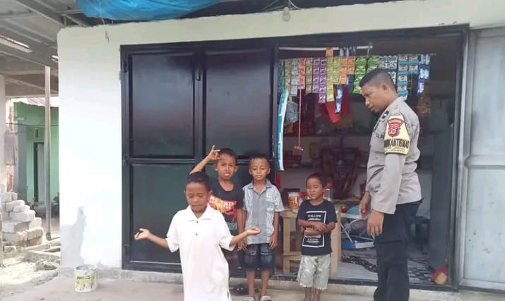 Bhabinkamtibmas Polsek Leihitu Gelar Sambang dan Motivasi Anak di Negeri Ureng