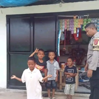 Bhabinkamtibmas Polsek Leihitu Gelar Sambang dan Motivasi Anak di Negeri Ureng