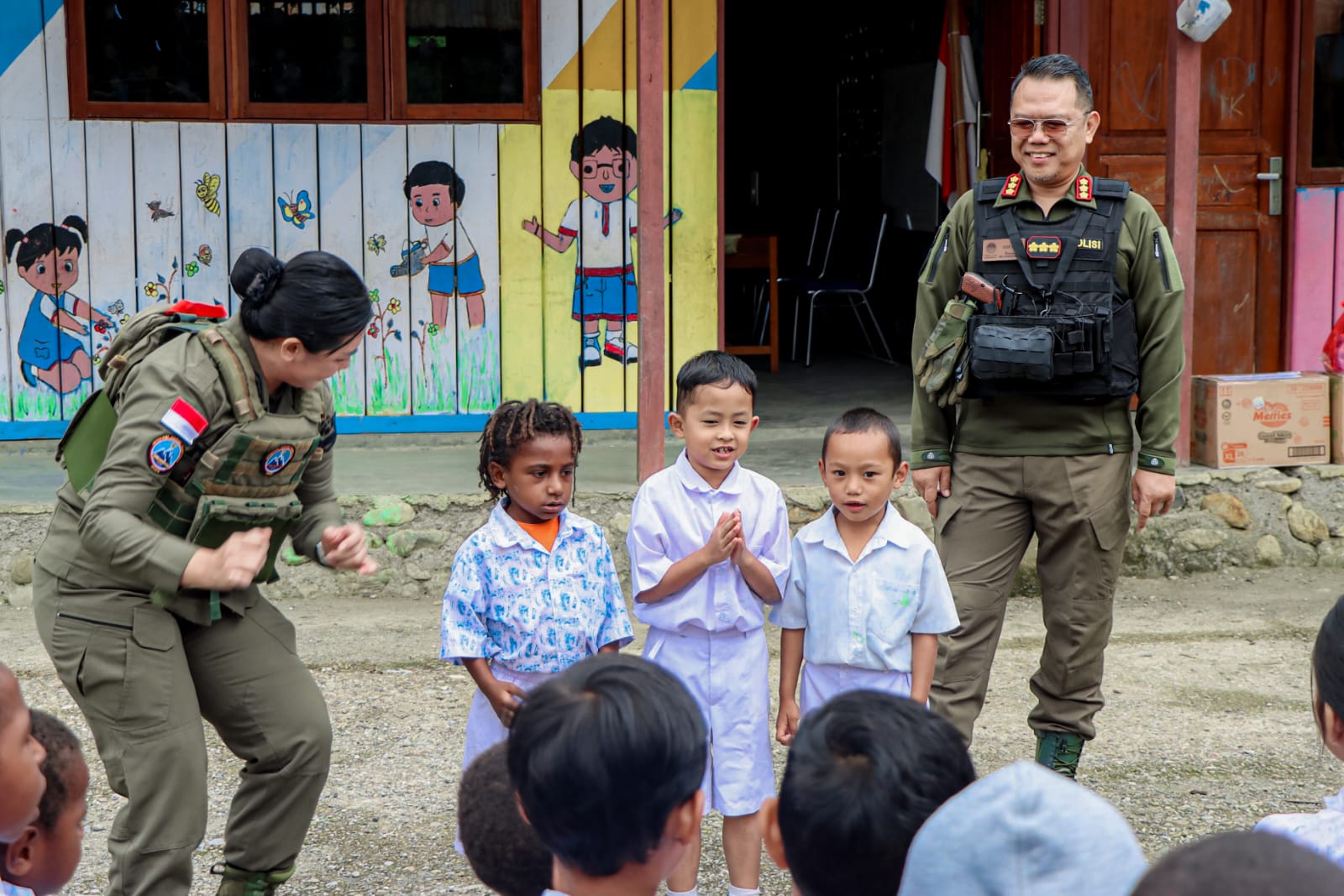 Hadirkan Senyuman di TK Negeri Pembina Oksibil, Satgas Ops Damai Cartenz-2025 Bangkitkan Semangat Anak-Anak Papua