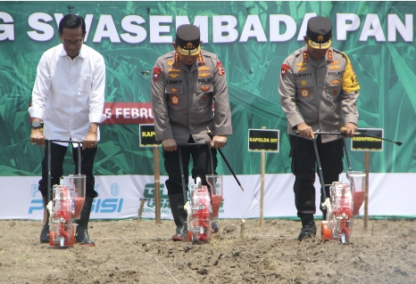 Kapolri dan Gubernur Yogyakarta Sri Sultan Hamengku Buwono X Menanam Jagung Bersama