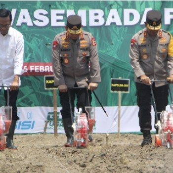 Kapolri dan Gubernur Yogyakarta Sri Sultan Hamengku Buwono X Menanam Jagung Bersama