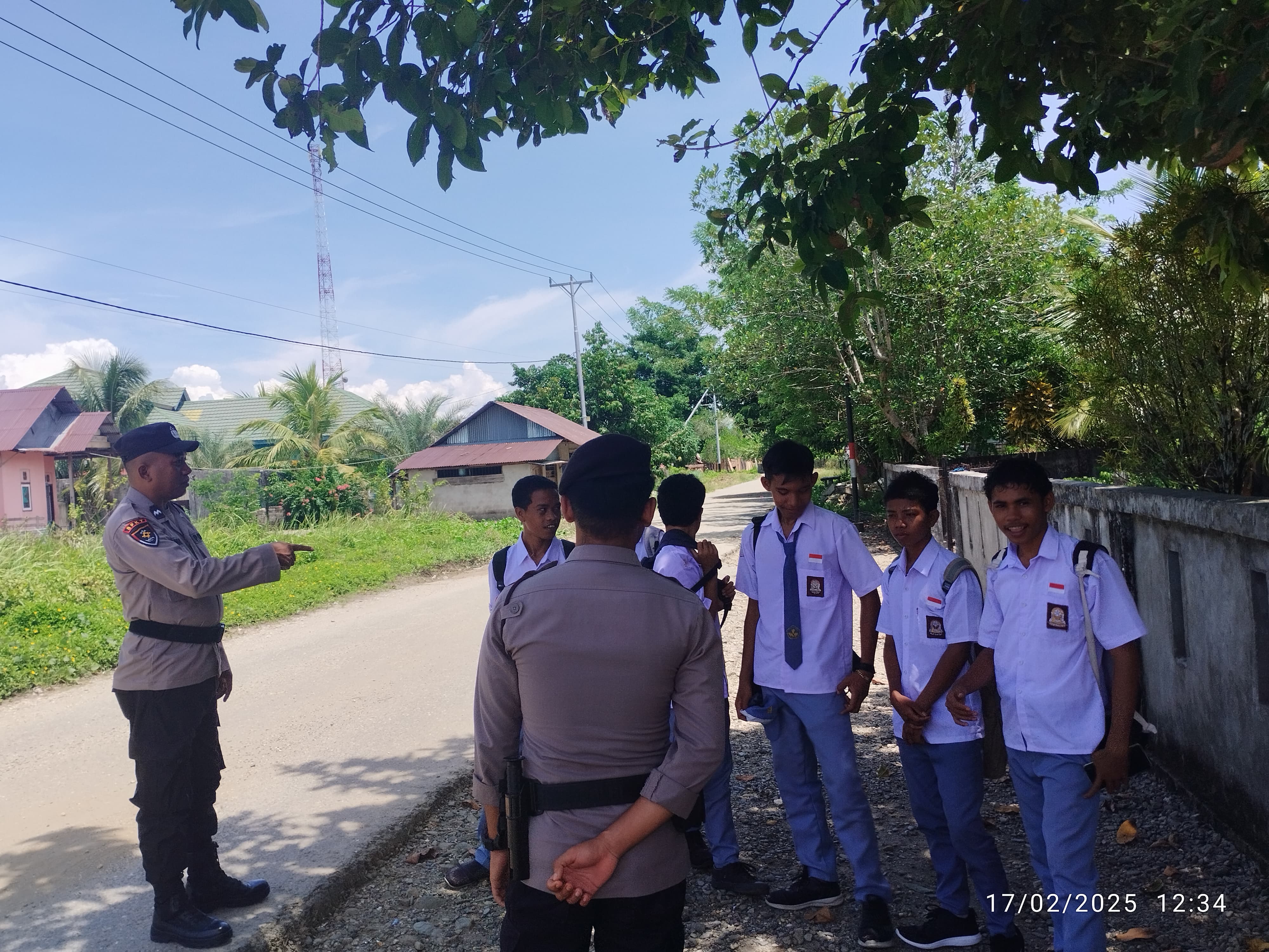 Patroli Polsek Waesama, Sambang Anak Sekolah dan Sampaikan Pesan