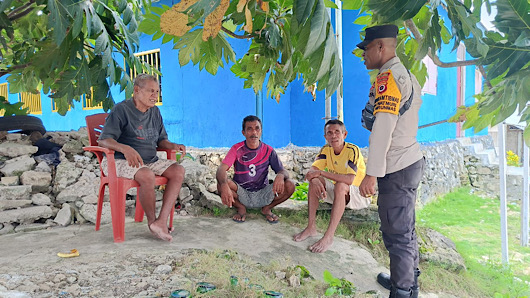 Lewat giat sambang, Bhabinkamtibmas Watmuri ajak Warga jaga kondusifitas