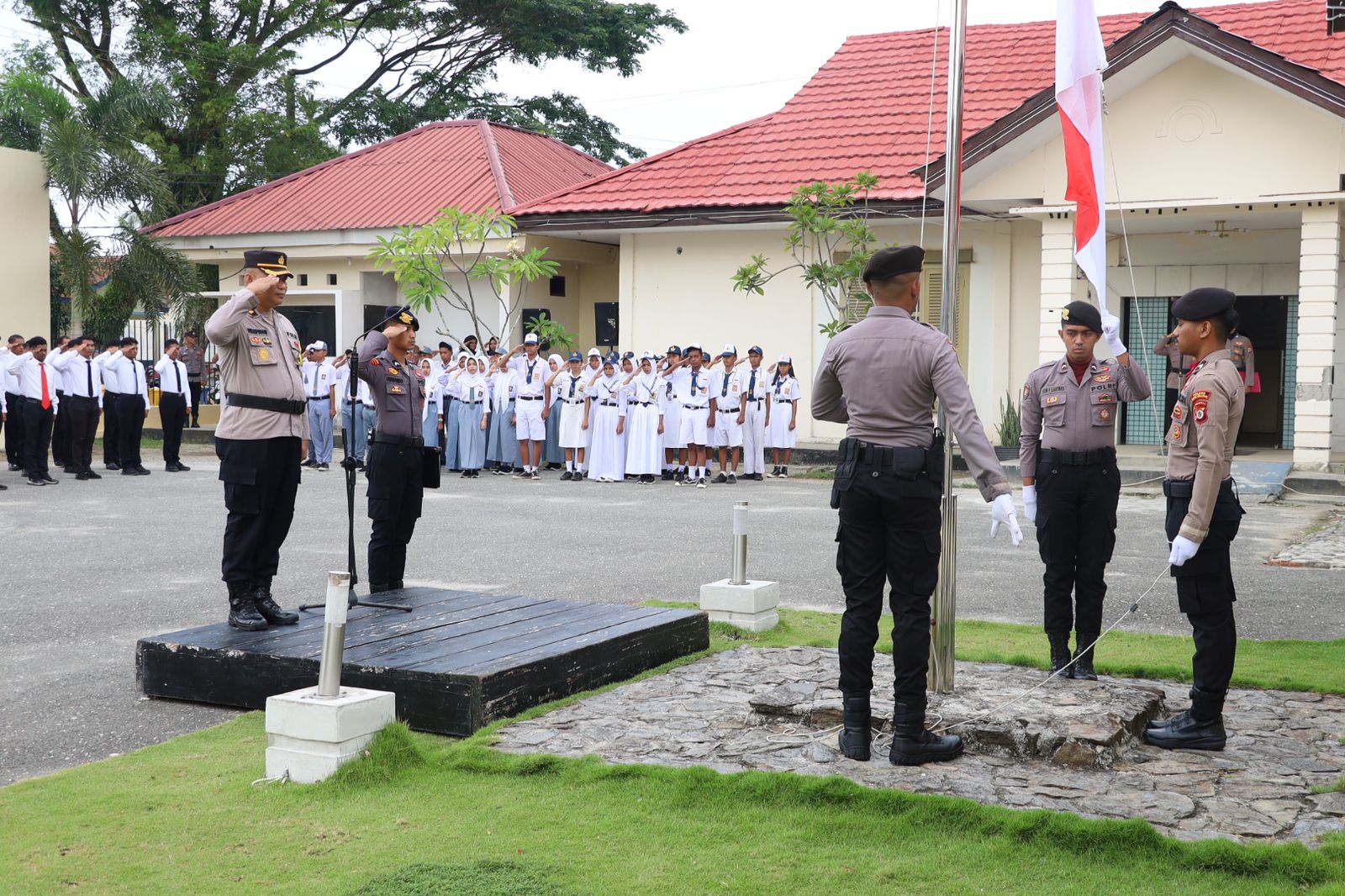 Polres Buru Selatan Laksanakan Upacara Bendera Hari Kesadaran Nasional, Libatkan Pelajar SMA dan SMP Guna Menumbuhkan Jiwa Nasionalisme