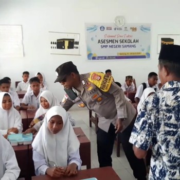 Bhabhinkamtibmas Desa Samang Bripka R. Latuconsina Bagikan Makanan Bergizi Gratis Dari Polres Kepulauan Aru Kepada Siswa Siswi SMP Negeri Samang.