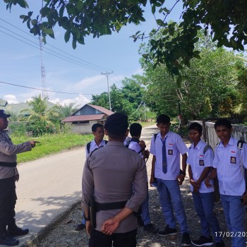 Patroli Polsek Waesama, Sambang Anak Sekolah dan Sampaikan Pesan