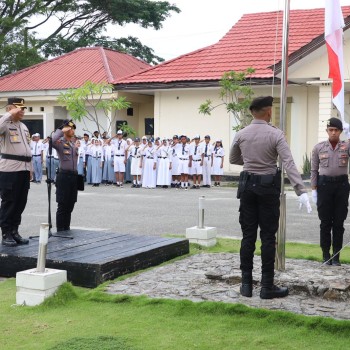 Polres Buru Selatan Laksanakan Upacara Bendera Hari Kesadaran Nasional, Libatkan Pelajar SMA dan SMP Guna Menumbuhkan Jiwa Nasionalisme