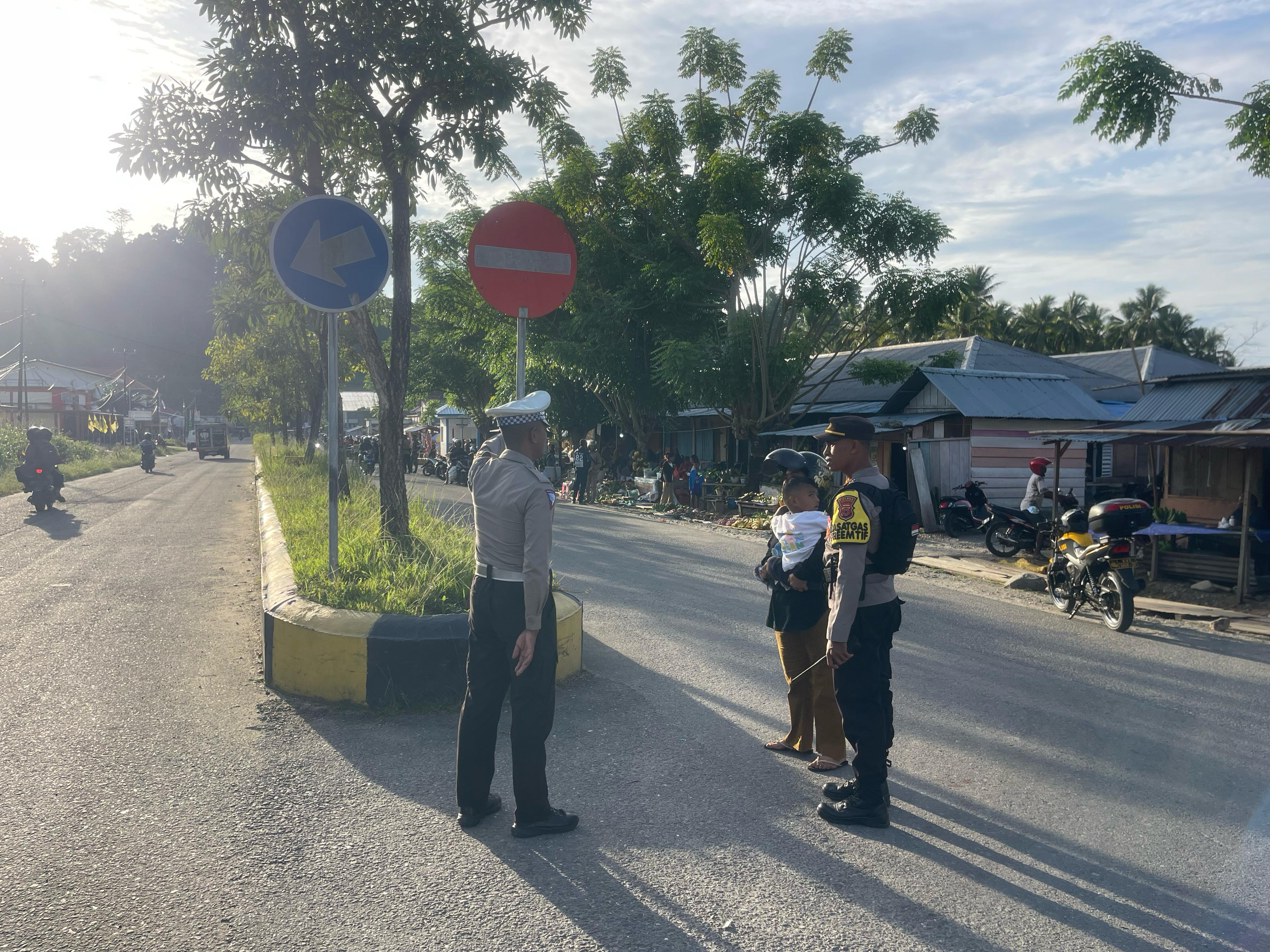 Polres Buru Selatan, Melalui Operasi Keselamatan Salawaku 2025 Terus Menghimbau kepada Masyarakat Akan Pentingnya Keselamtan Berlalu Lintas di Jalan Raya.