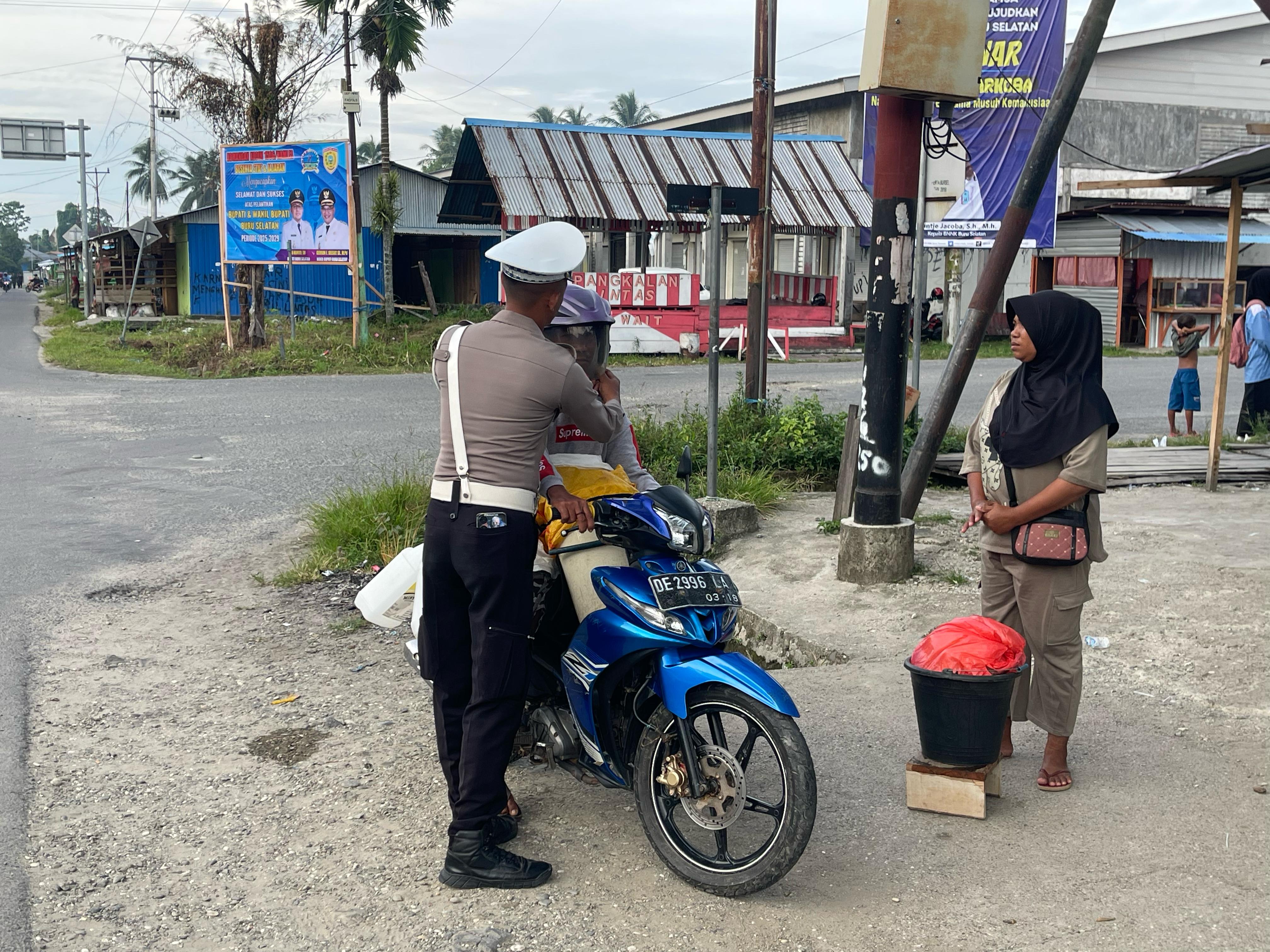 Satlantas Polres Buru Selatan Terus Sosialisasikan, Penggunaan Helm dengan Benar Saat Berkendara