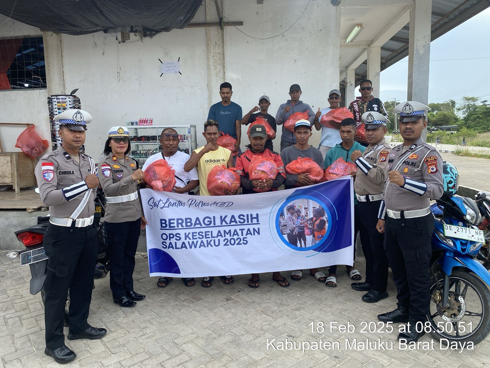 Satuan Lantas Polres MBD Gelar Berbagi Kasih Pasca Operasi Keselamatan Salawaku 2025