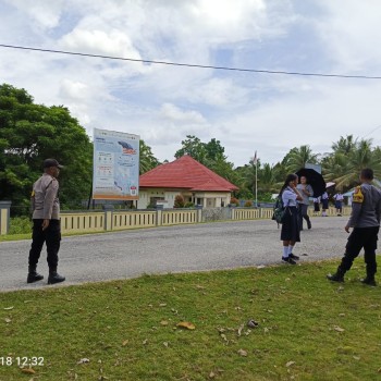 Polsubsektor Saparua Timur Gelar Patroli Rutin dan Pengaturan Lalu Lintas di Jasirah Hatawano