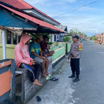 Tingkatkan Keamanan, Bhabinkamtibmas Polsek Namrole Laksanakan Patroli