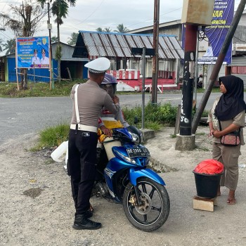 Satlantas Polres Buru Selatan Terus Sosialisasikan, Penggunaan Helm dengan Benar Saat Berkendara