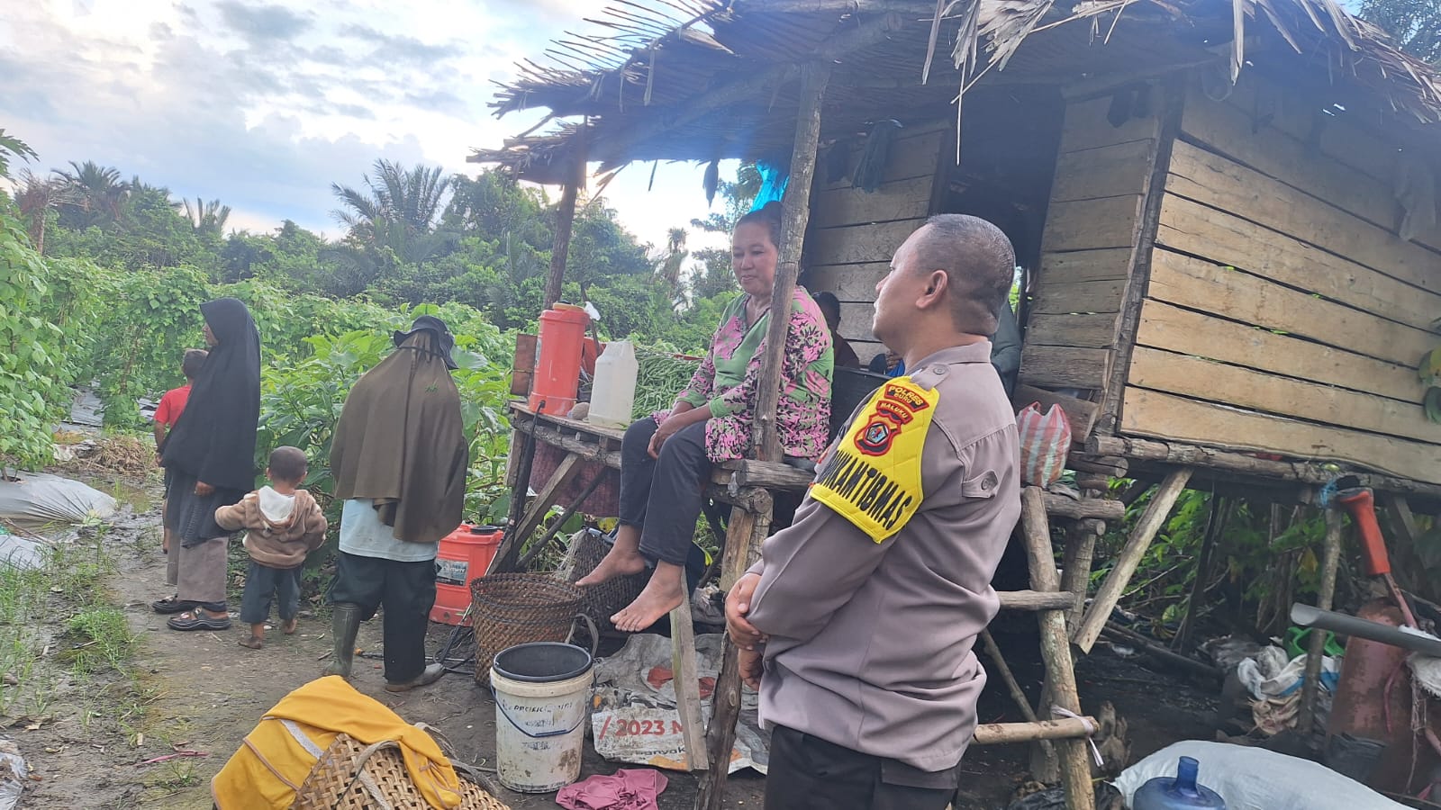 Bhabinkamtibmas Desa Jamilu Sambangi Para Petani Sekaligus Berikan Motivasi Dukung  Program Ketahangan Pangan Nasional