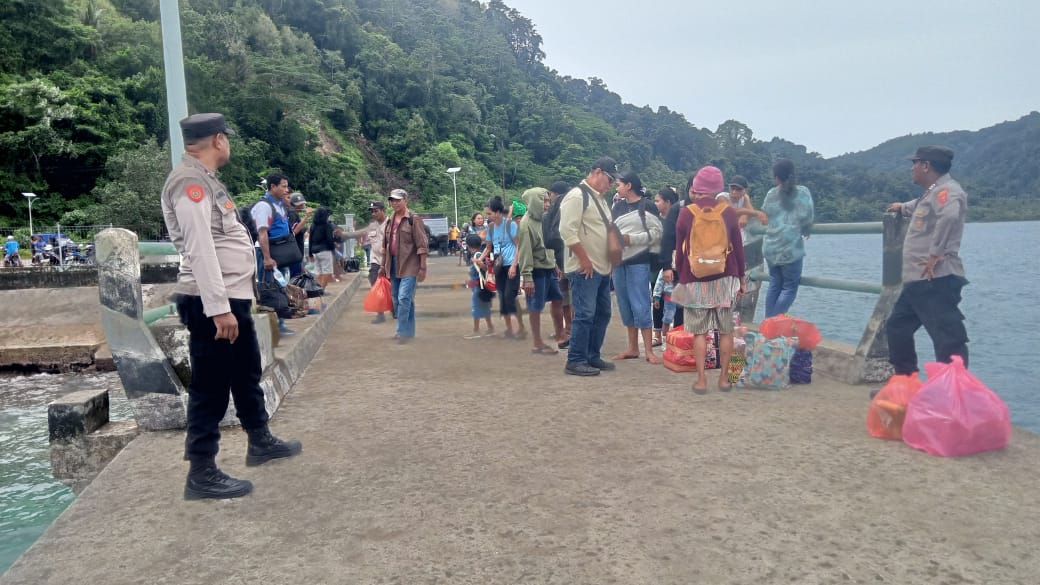 Polsek Nusalaut Lakukan Pengamananan Kedatangan dan Keberangkatan KMP Feri Samandar di Dermaga Waihutete-Ameth