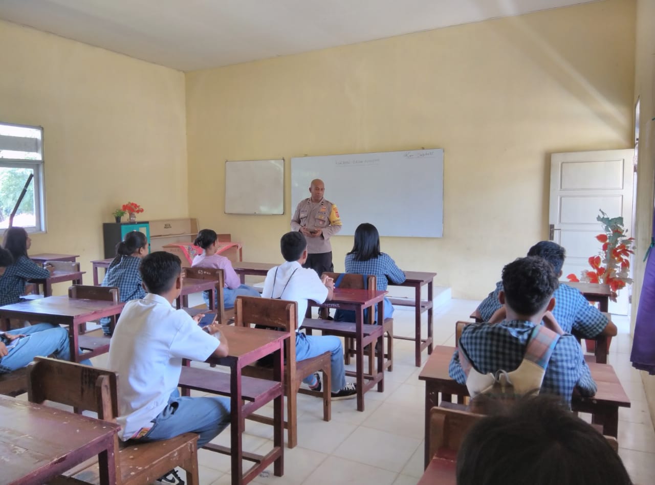 Bhabinkamtibmas Negeri Kariu Sosialisasikan Penerimaan Anggota Polri dan Himbauan Kamtibmas di SMA Negeri 16 Kab. Malteng