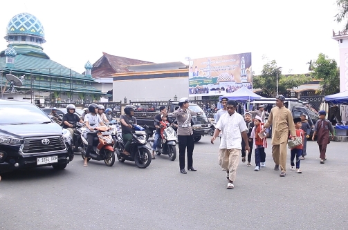 Polwan Polda Maluku Amankan Ibadah Shalat Jumat di Sejumlah Masjid di Kota Ambon