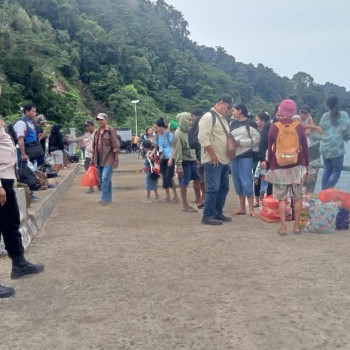 Polsek Nusalaut Lakukan Pengamananan Kedatangan dan Keberangkatan KMP Feri Samandar di Dermaga Waihutete-Ameth