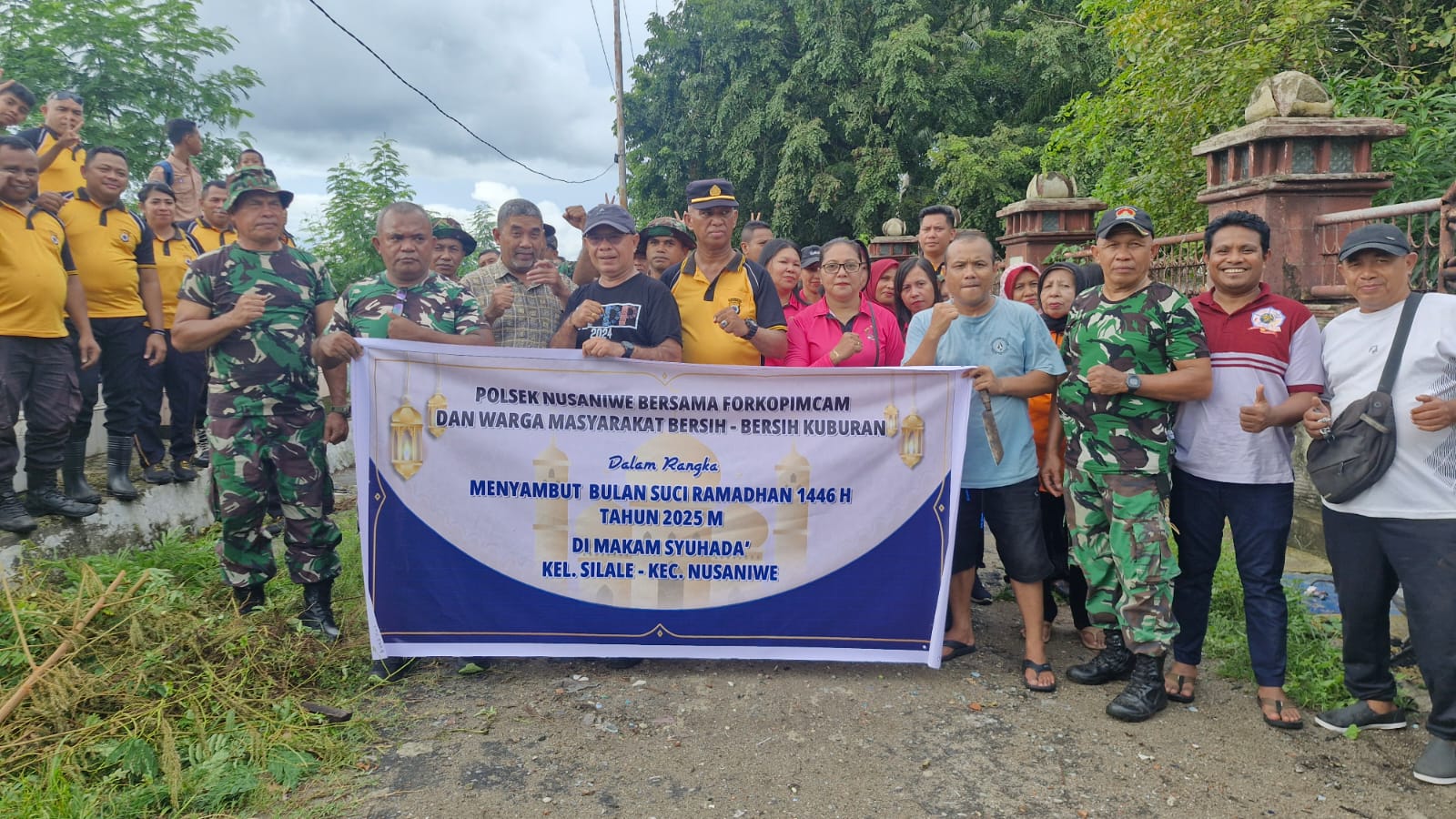 Kepolisian Gelar Bakti Sosial Bersihkan Makam Sambut Ramadhan di Nusaniwe