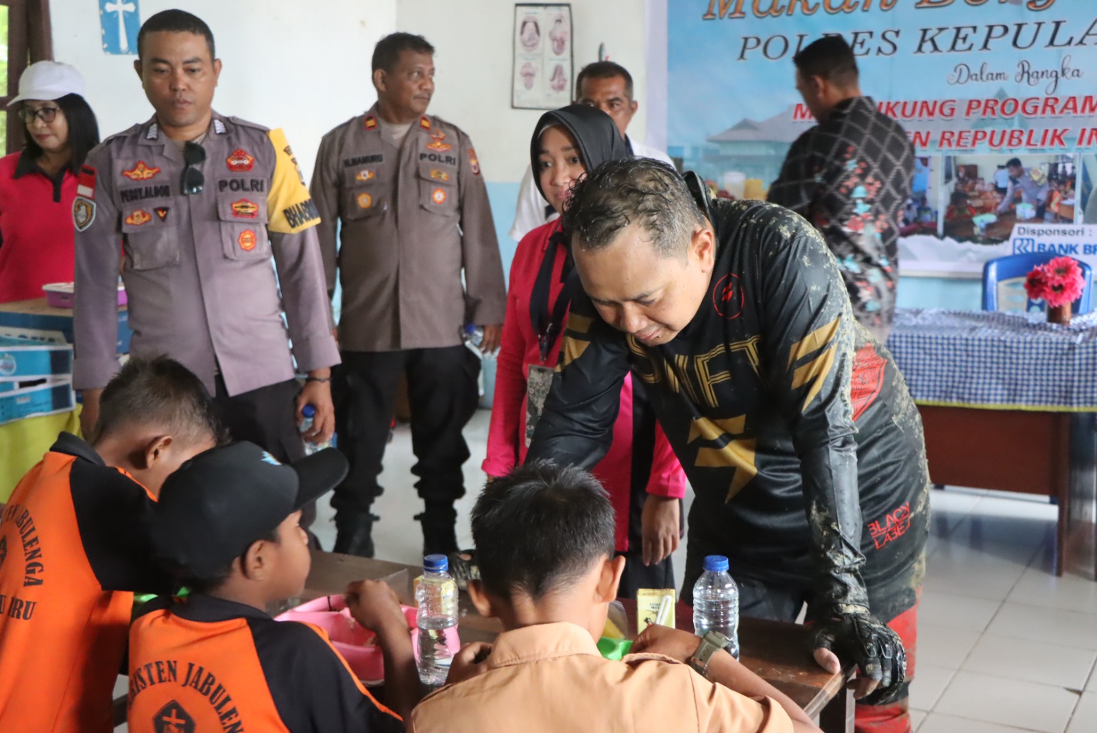 Polres Kepulauan Aru Gelar Program Makanan Bergizi Gratis di SD Kristen Desa Jabulenga.