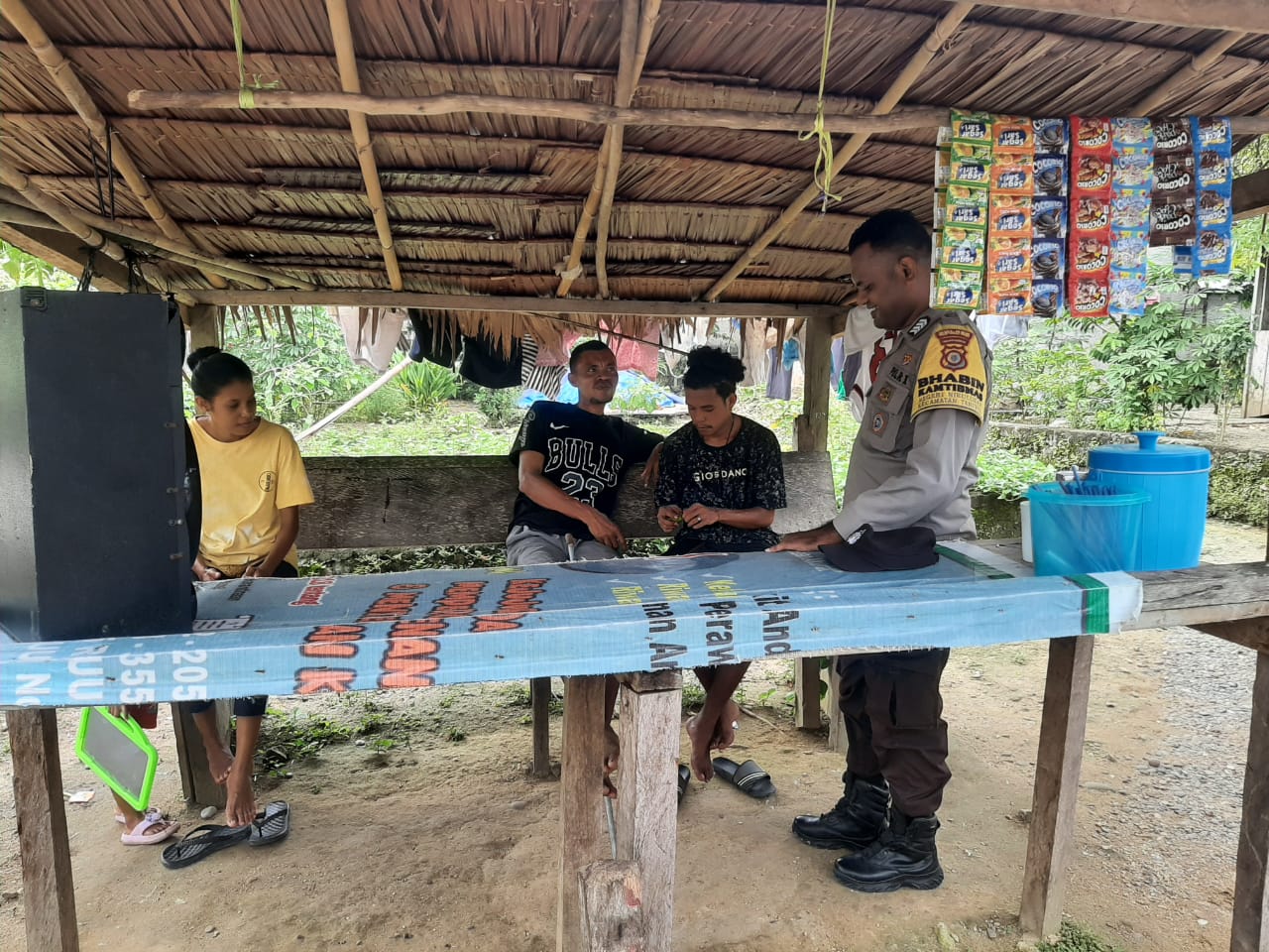 Bhabinkamtibmas Desa Nikulukan Jaga Kondusifitas Wilayah Binaan Dengan Giat Sambang.