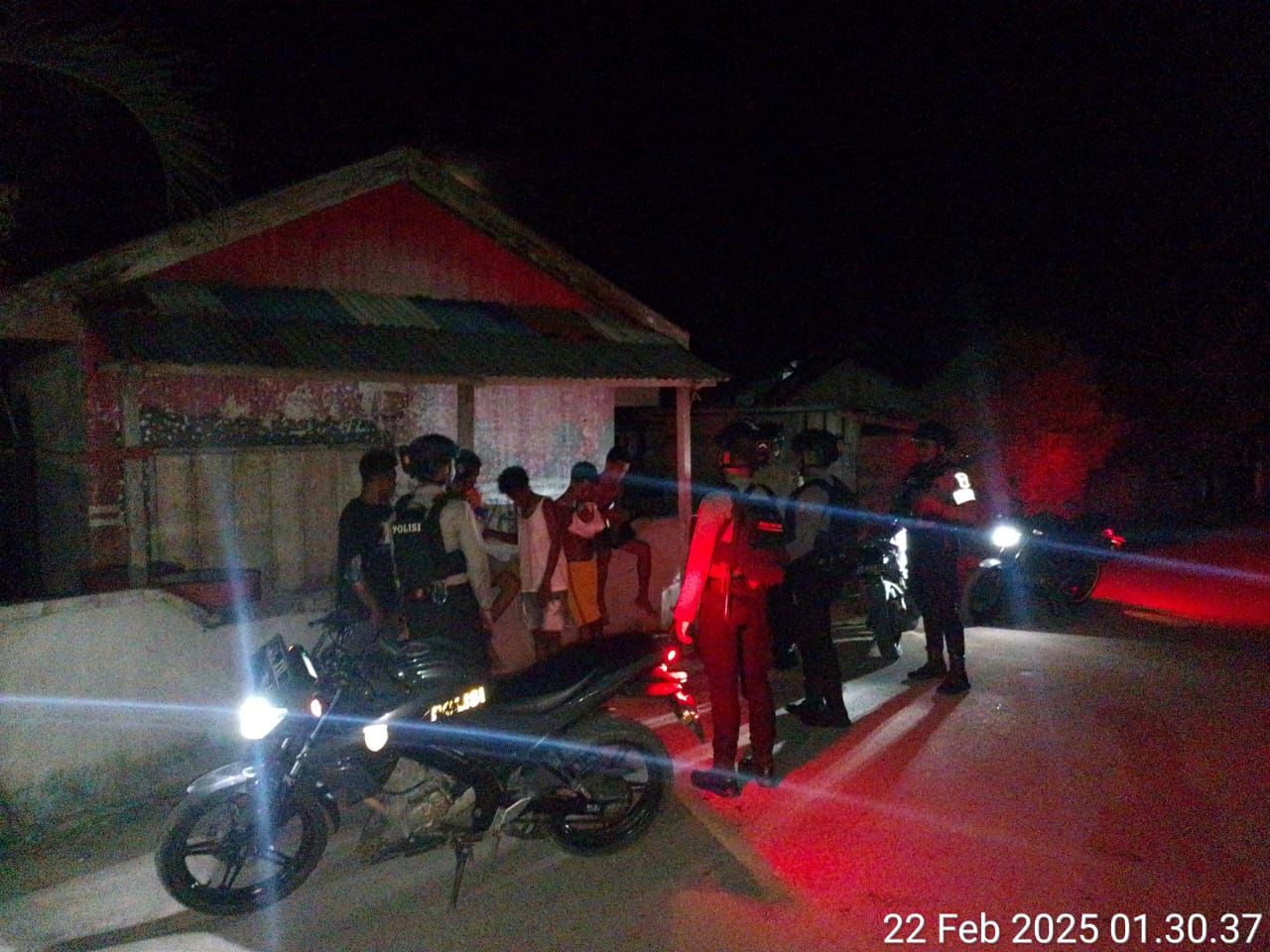 Patroli Malam Hari Satuan Samapta Poles Kepulauan Aru Sambangi Warga Setempat.