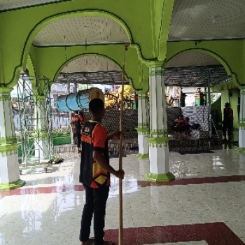 Sambut Ramadan, Anggota Brimob Maluku Bersihkan Masjid