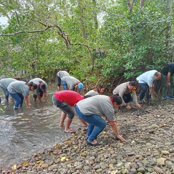 Bhabinkamtibmas Desa Negeri Lama Dampingi Penanaman Mangrove dan Beri Imbauan Kamtibmas