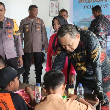 Polres Kepulauan Aru Gelar Program Makanan Bergizi Gratis di SD Kristen Desa Jabulenga.