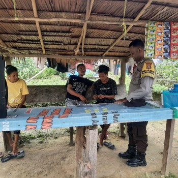 Bhabinkamtibmas Desa Nikulukan Jaga Kondusifitas Wilayah Binaan Dengan Giat Sambang.