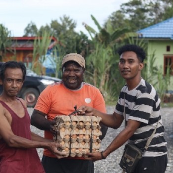 Bentuk Kepedulian, Personel Operasi Damai Cartenz 2025 Salurkan Bantuan Sembako di Yalimo