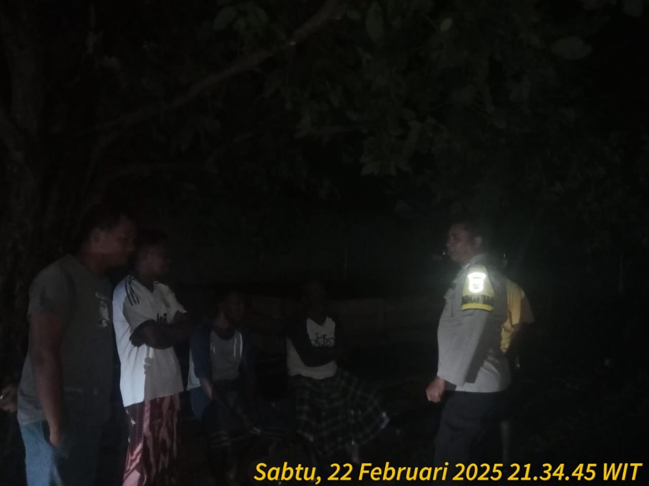 Bhabinkamtibmas Polsek Waesama Sambang Warga Binaan Malam hari, Ajak Warga Jaga Kamtibmas