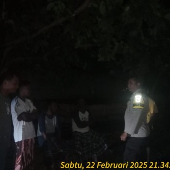 Bhabinkamtibmas Polsek Waesama Sambang Warga Binaan Malam hari, Ajak Warga Jaga Kamtibmas