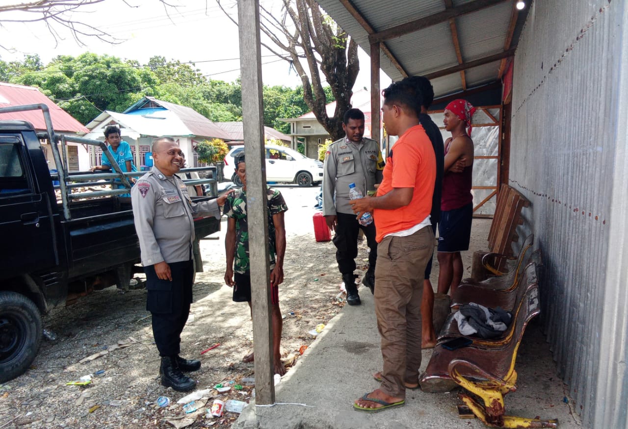 Anggota Polsek Waesama, Sambang Warga Sampaikan Himbauan Kamtibmas