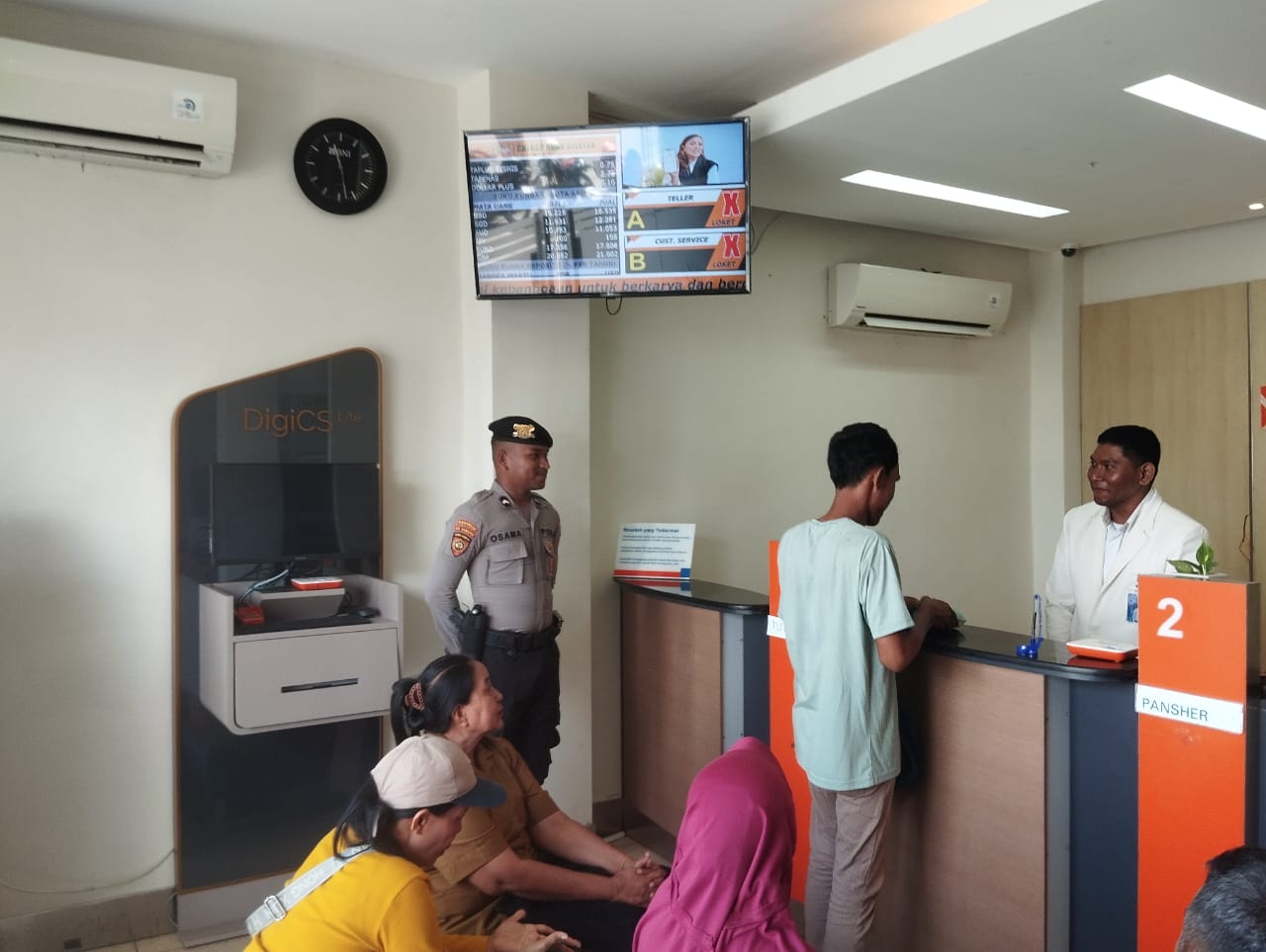 Tingkatkan keamanan di kantor bank BNI Unit Namrole Sat Samapta Polres Buru Selatan Rutin Laksanakan Pengamanan.