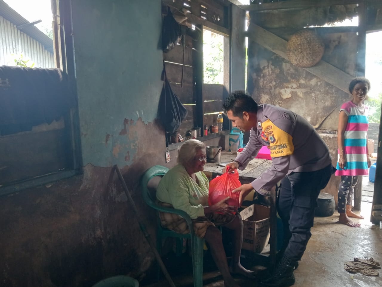 Bhabinkamtibmas Aru Tengah Timur Briptu Yunus Lumahtihunissa  Bagikan Baksos Religi Kepada Warga Binaanya.