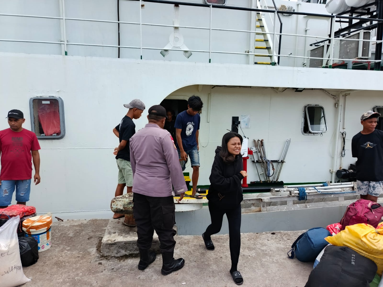 KP3 Polsek Babar Timur Intensifkan Pelayanan Aktifitas Warga di Pelabuhan Laut Kroing