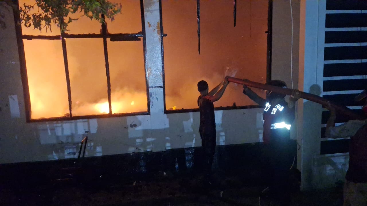 Kantor KPU Buru Terbakar, Polres Buru Lakukan Penyelidikan