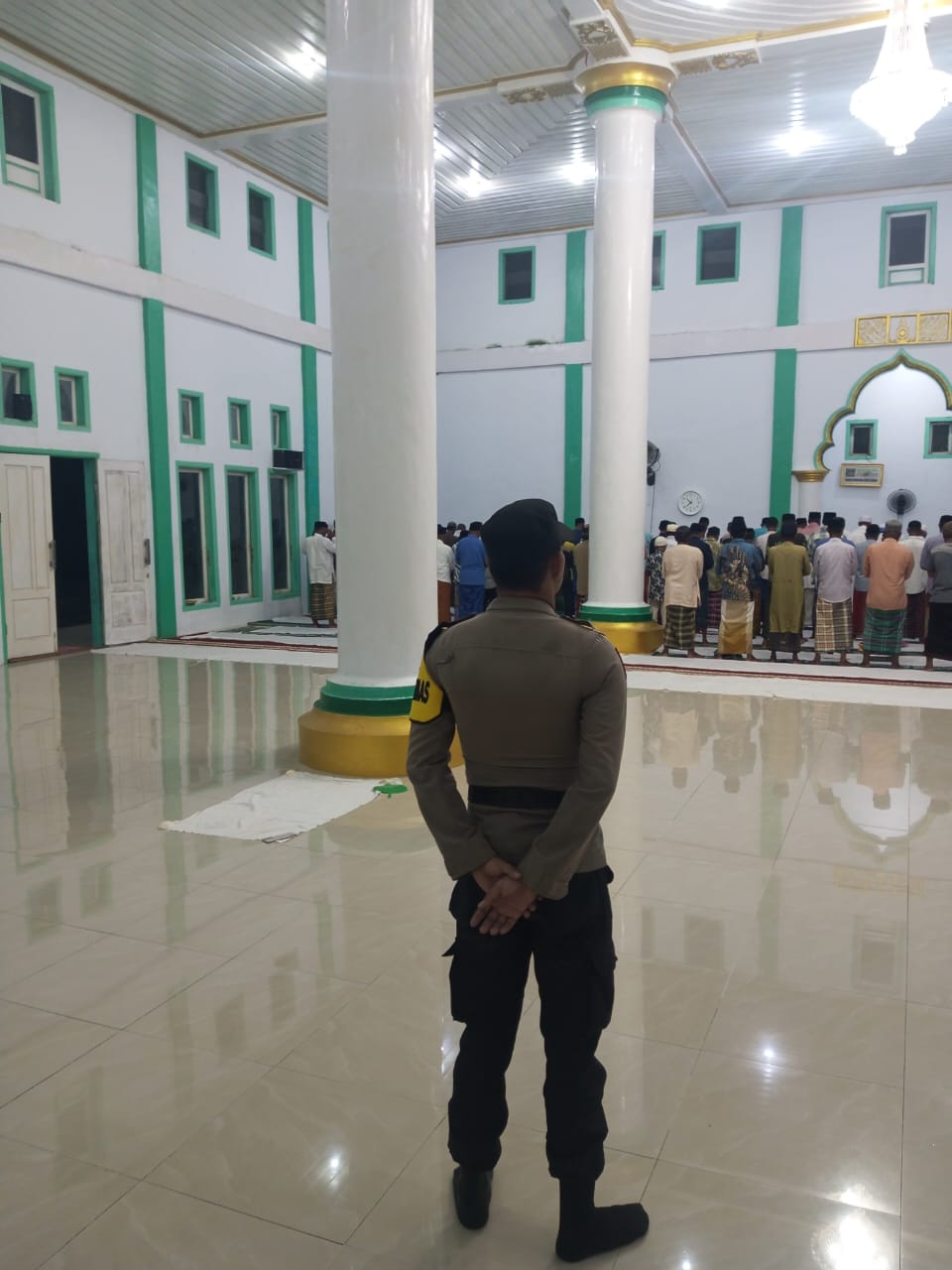 habinkamtibmas Polsek Ambalau, Polres Buru Selatan Melaksanakan Pengamanan Sholat Tarawih Agar Terciptanya Situasi Kamtibmas Yang Aman