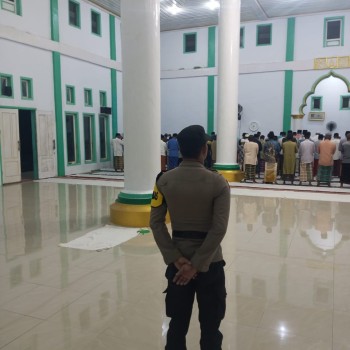 habinkamtibmas Polsek Ambalau, Polres Buru Selatan Melaksanakan Pengamanan Sholat Tarawih Agar Terciptanya Situasi Kamtibmas Yang Aman