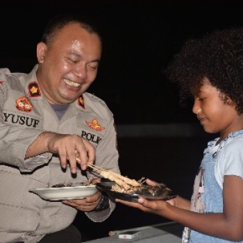 Keakraban Tanpa Sekat, Momen Kedekatan Anggota Polri Bersama Anak Papua