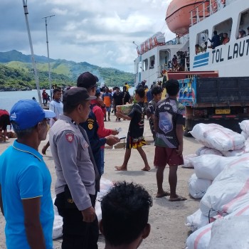 KPPP Polsek Mdona Hyera Amankan Kegiatan Embarkasi dan Debarkasi di Pelabuhan Laut Mahaleta