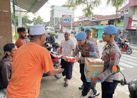 Bidpropam Polda Maluku Berbagi Takjil di Ambon