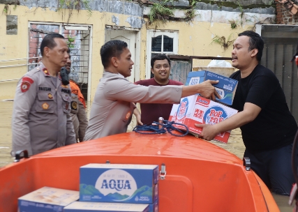 Polri salurkan bantuan dan evakuasi warga terdampak banjir di Bekasi dan Depok