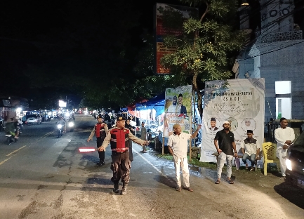 Personel Samapta Polda Maluku Amankan Shalat Tarawih di Masjid Darul Hasanah Poka