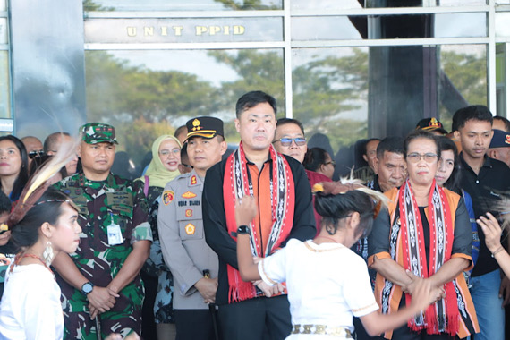 Hadir bersama Forkopimda, Kapolres Kepulauan Tanimbar sambut kedatangan Bupati dan Wakil Bupati